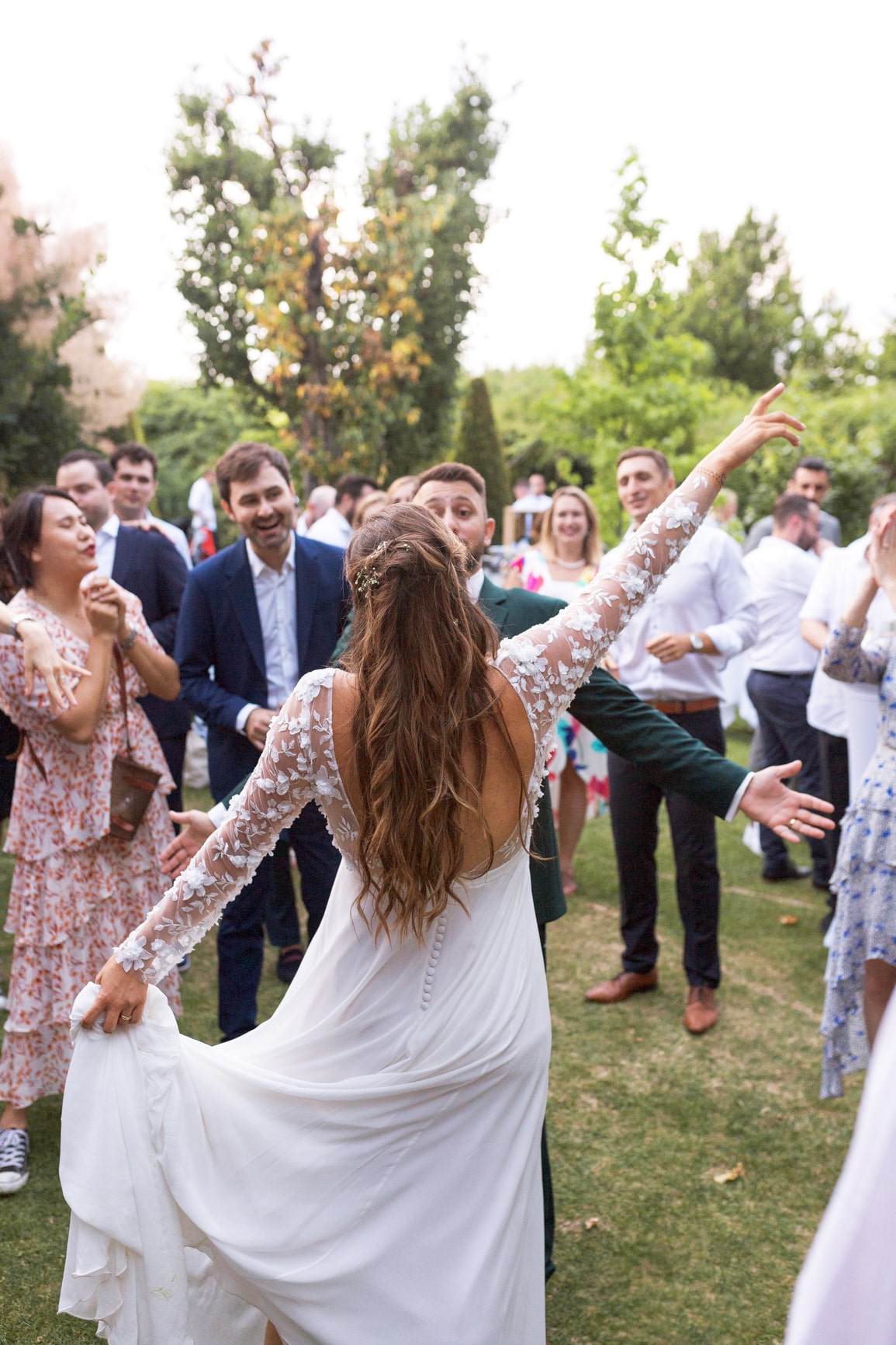 La mariée danse au milieu de ses invités pendant le cocktail du mariage.