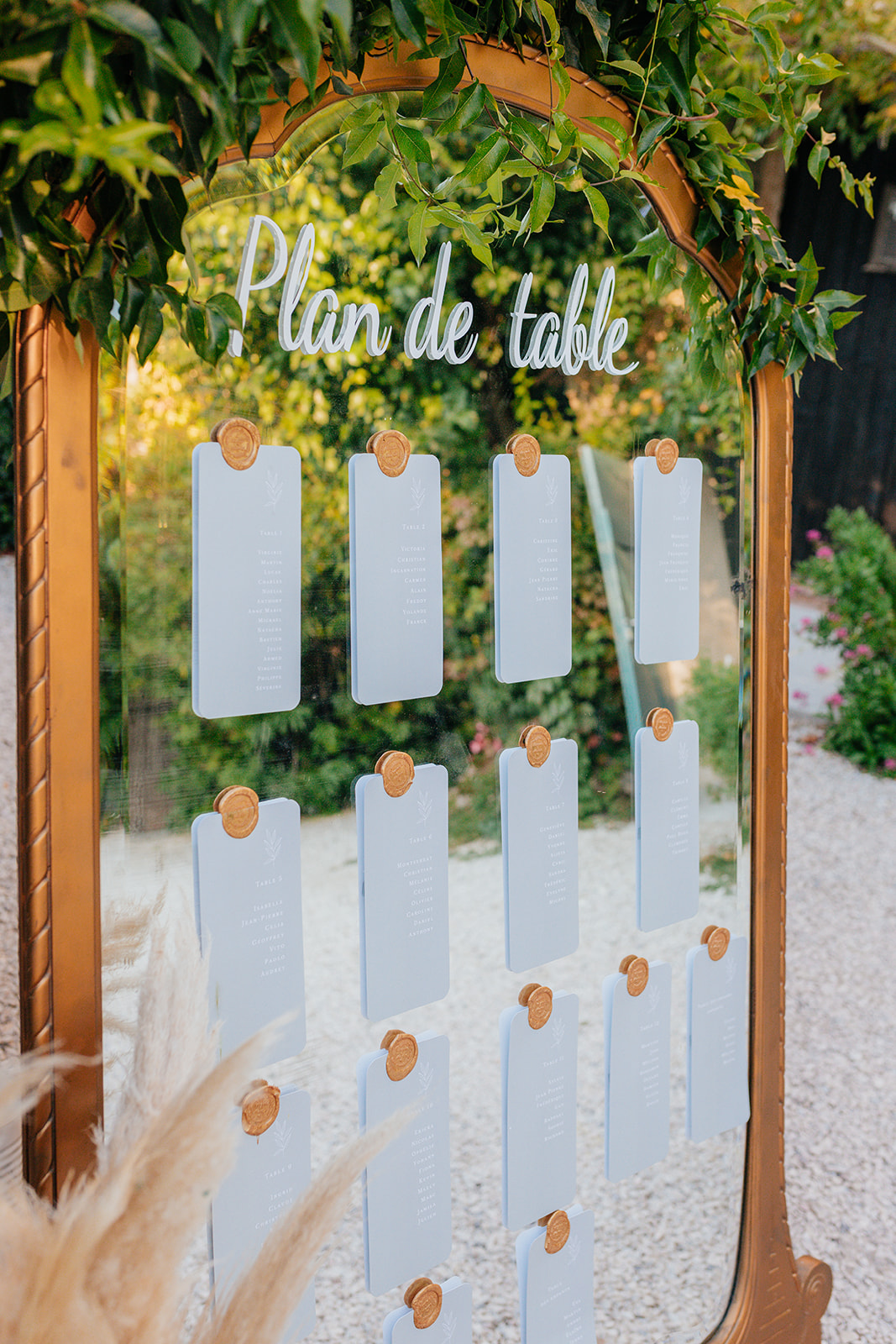 Plan de table de mariage en bois et miroir clair décoré de verdure et de fleurs